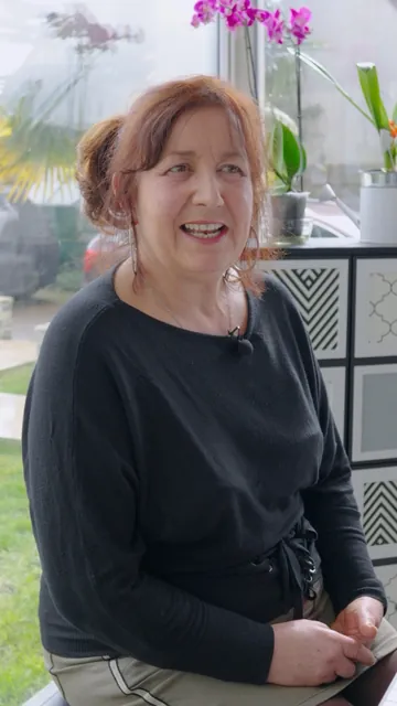 Emilia, élève de piano, sourit pendant son témoignage, chez elle