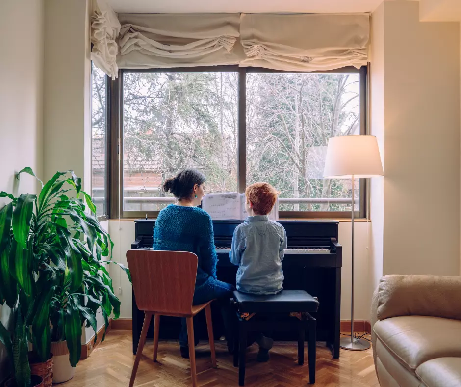 Une professeure de piano à domicile et son élève