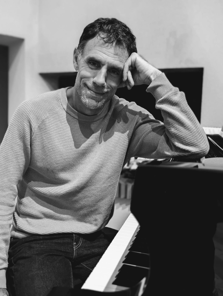 Mickaël Renaudeau, professeur de piano chez My Home Music School, alliant plaisir et technique en classique et jazz.