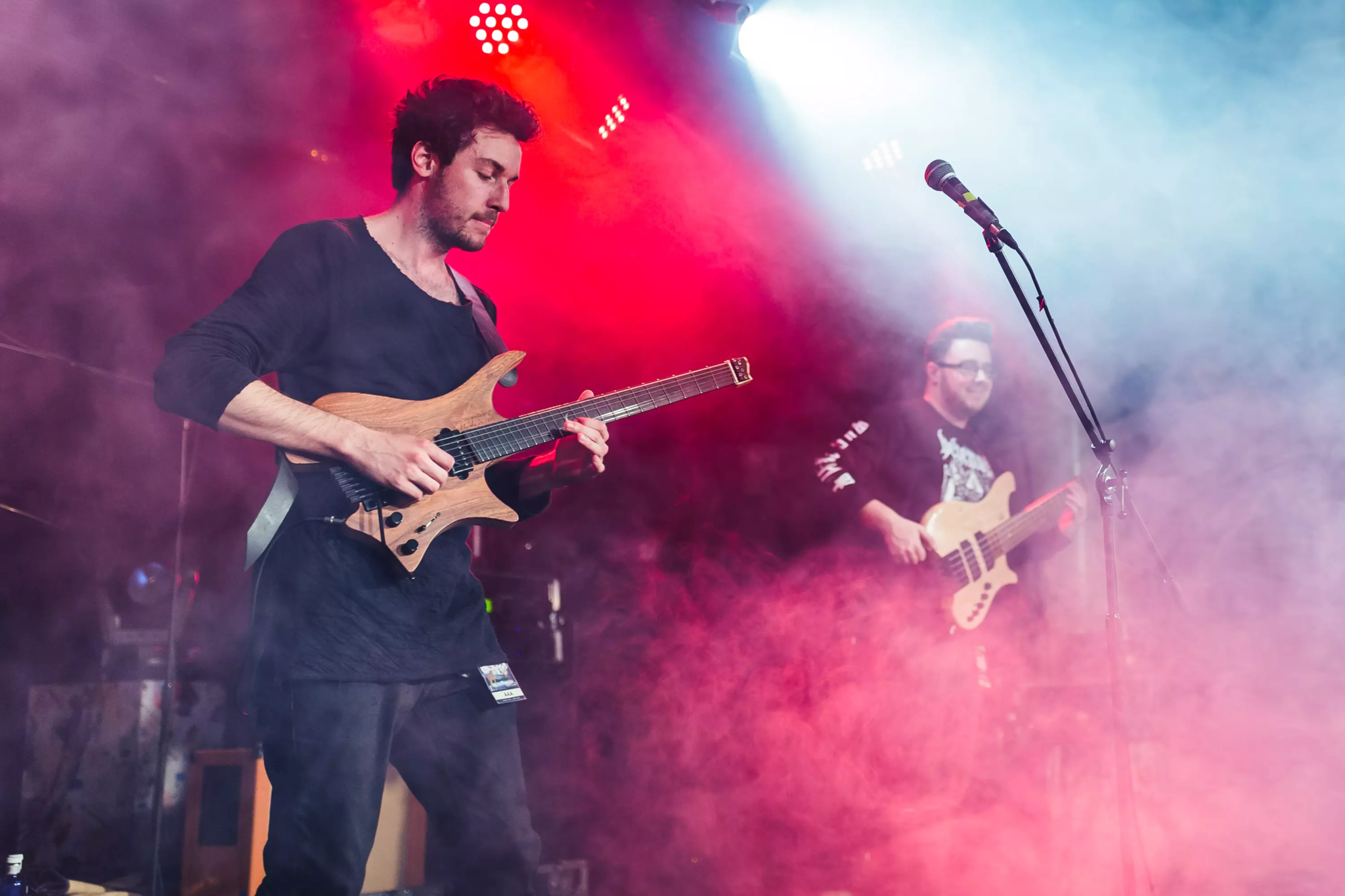 Plini jouant de la guitare électrique en concert, rock progressif instrumental